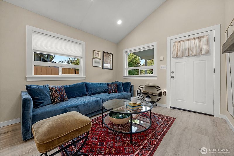 4th image of 2430 Oakes Avenue
