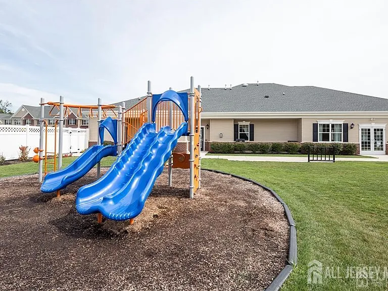 835 Liberty Ct — Photo 15