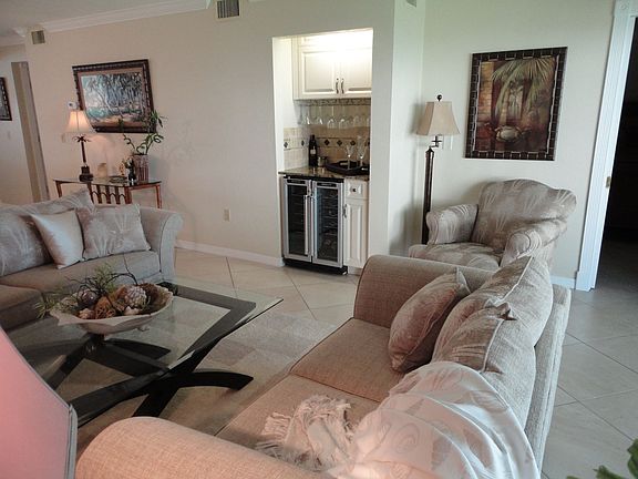 Great room w/wine cooler bar