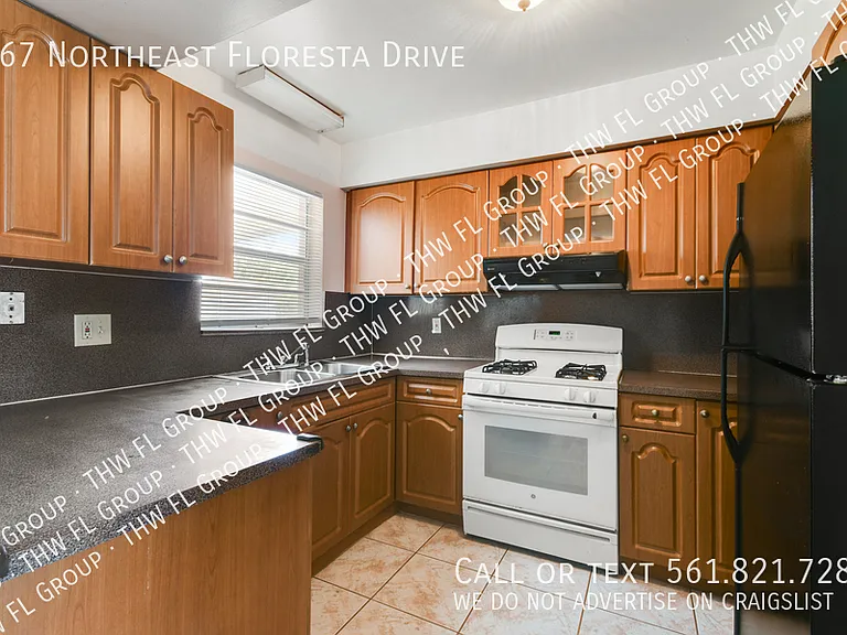 267 NE Floresta Dr — Photo 6