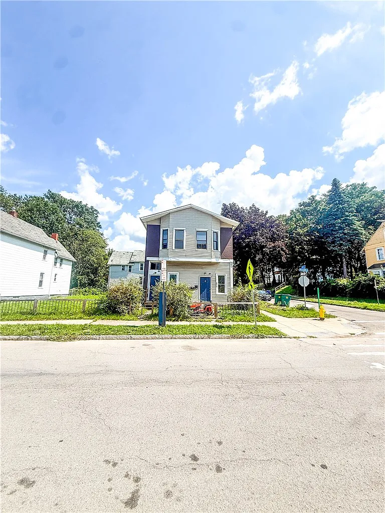 1 bed, 1.0 bath, 2200 sqft, $1,050 — Photo 3