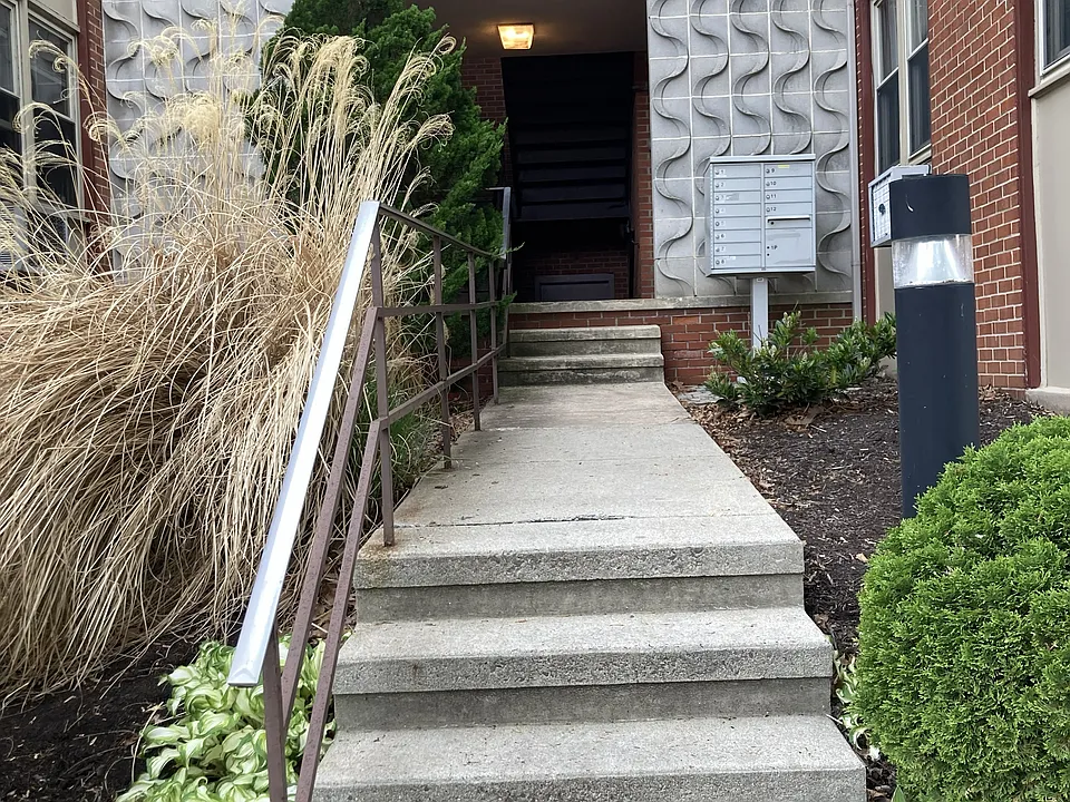 500 Parkview Rd #1