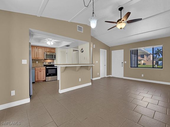 4th image of 208 SE 4th Pl
