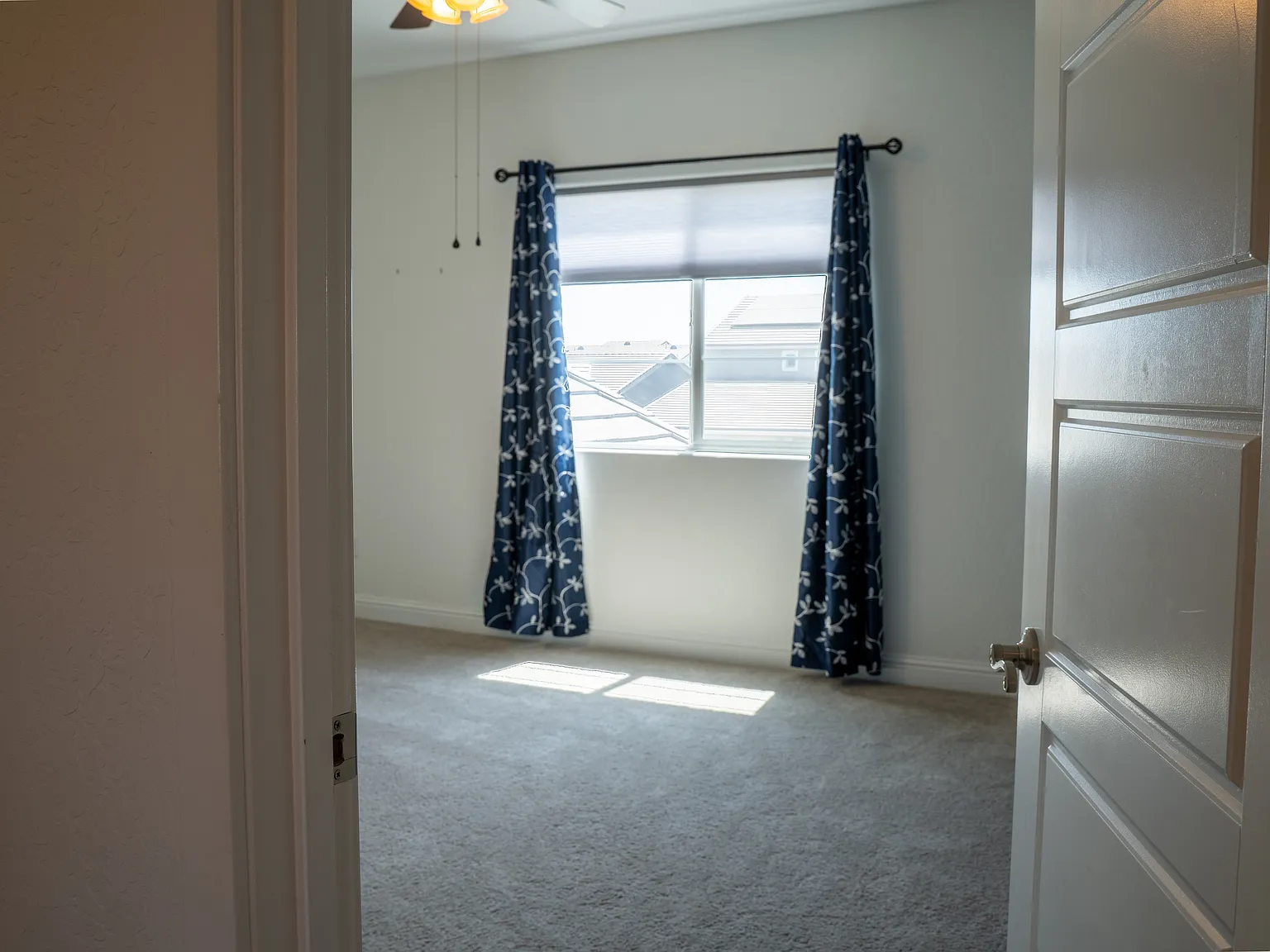 5 bed, 2348 sqft, $3,950 — Photo 3
