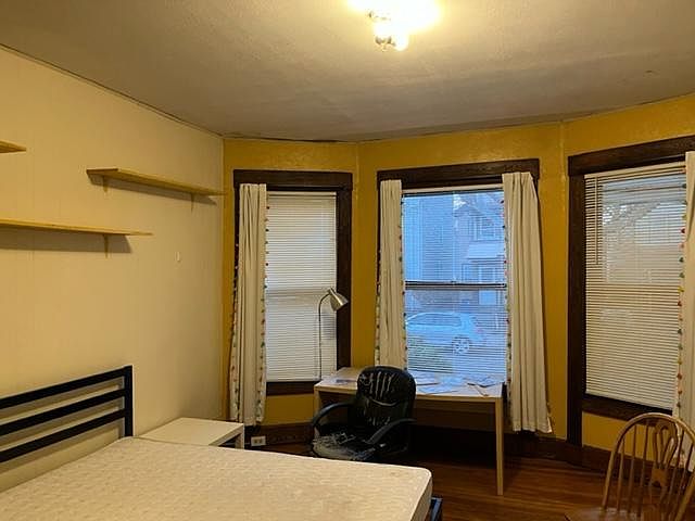 bedroom 1, furnitures can stay or removed