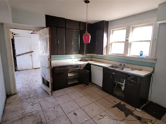 3rd image of 515 Brotherton Ln
