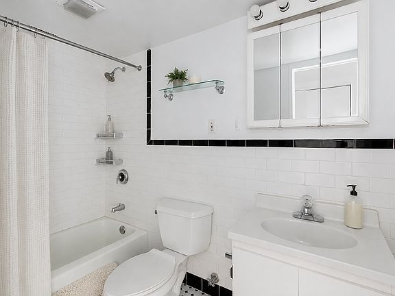 3rd image of 321 E 48th St APT 11E