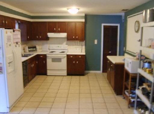    13x19  eat-in kitchen!