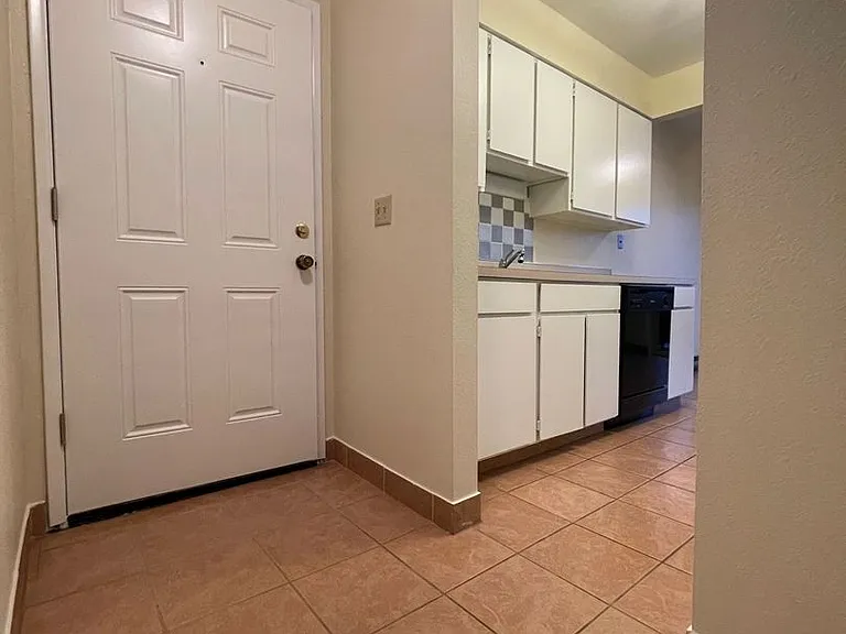 Vintage Upstairs 2 Bedroom With Patio In Hollywood District ~ Near It All! Off Street Parking~ Pe... — Photo 5