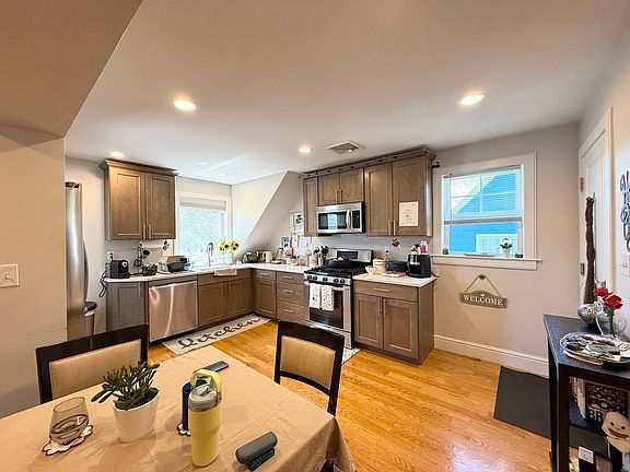 3rd image of 821 Winthrop Ave #2