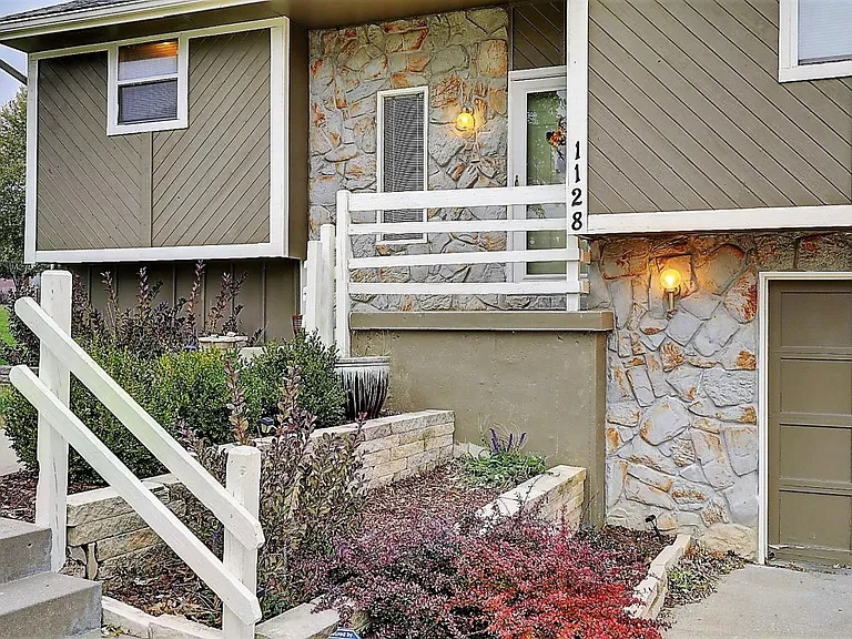1128 NE Barnes Dr — Photo 3