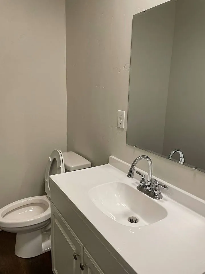 Building Photo - 121 E Ravenna Ln #121