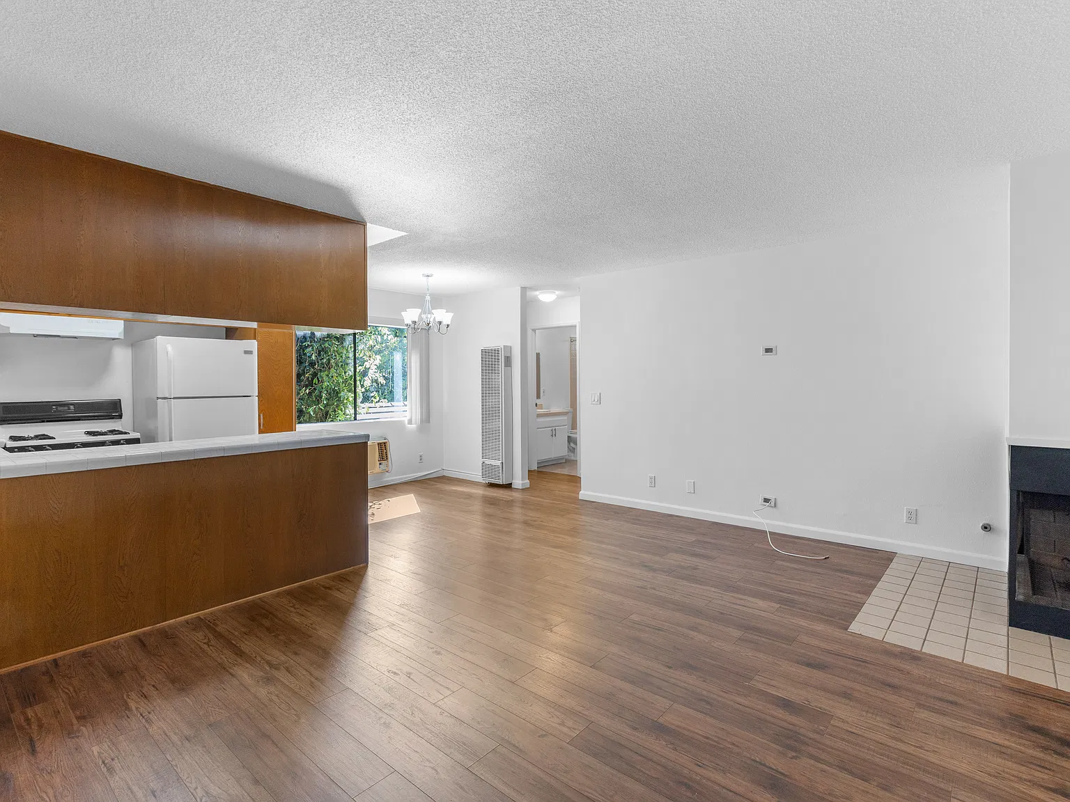 1 bed, 850 sqft, $2,100 — Photo 2