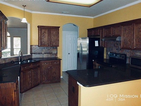 Kitchen w/ granite counters