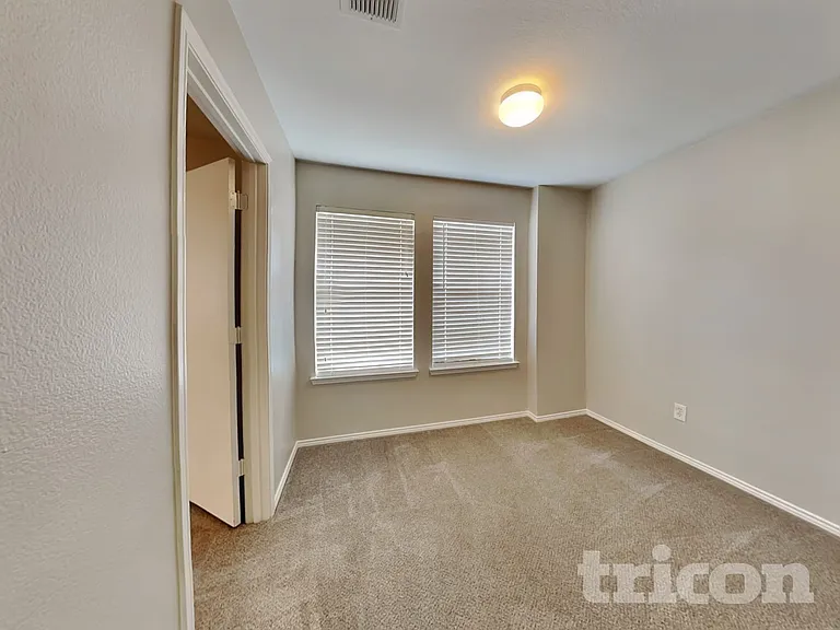 2338 Manchester Ln — Photo 17