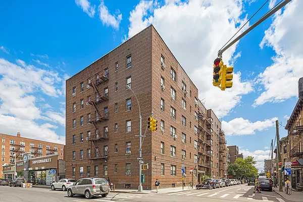 Sold by Thomas Lipovetsky, LREB | media 10