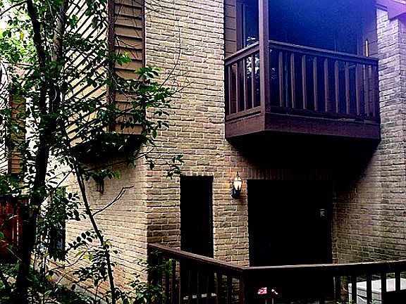 End unit has side windows, upper deck and lower patio.