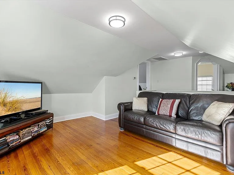 104 S Oakland Ave — Photo 33