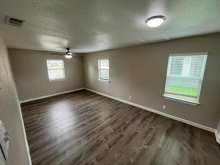 112 Derby Ln — Photo 12