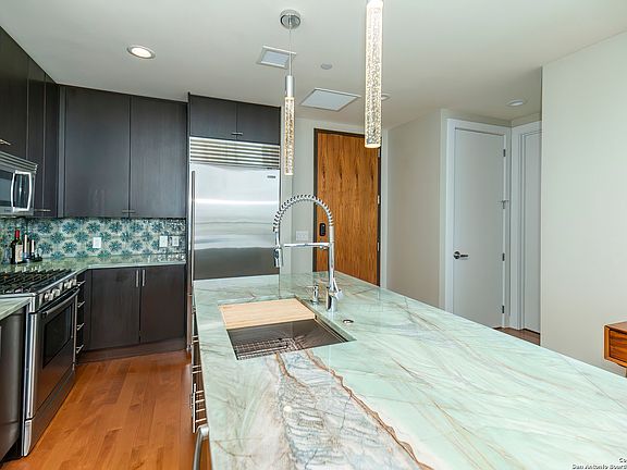 4th image of 610 E MARKET ST #2506