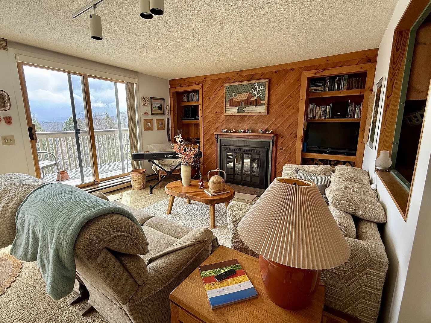 Charming condo in a desirable location with picturesque views — Photo 2