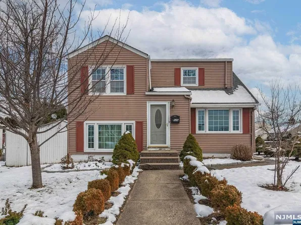 526 N Midland Ave, Saddle Brook, NJ 07663