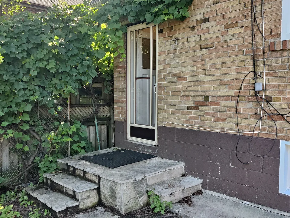 215 Keele St #BASEMENT