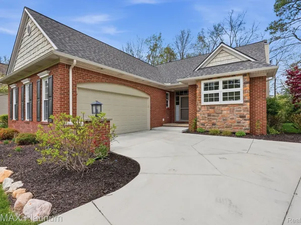 2508 Signature Dr, Pinckney, MI 48169