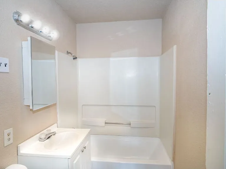 512 Bee St — Photo 8