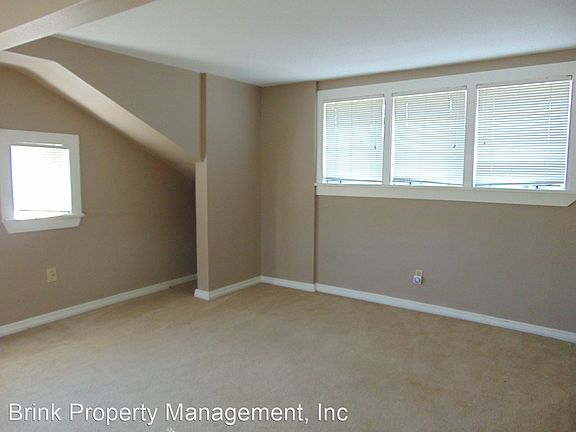 2nd image of 826 NE Ravenna Blvd