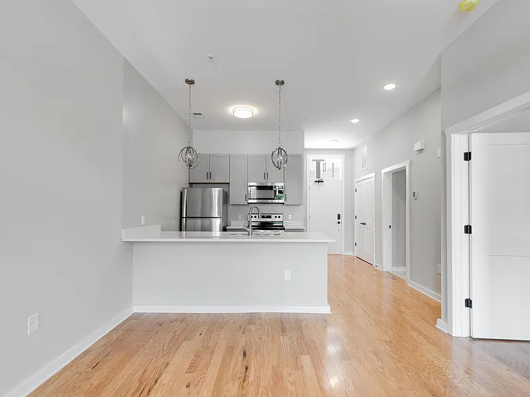2416 Jefferson Ave — Photo 4