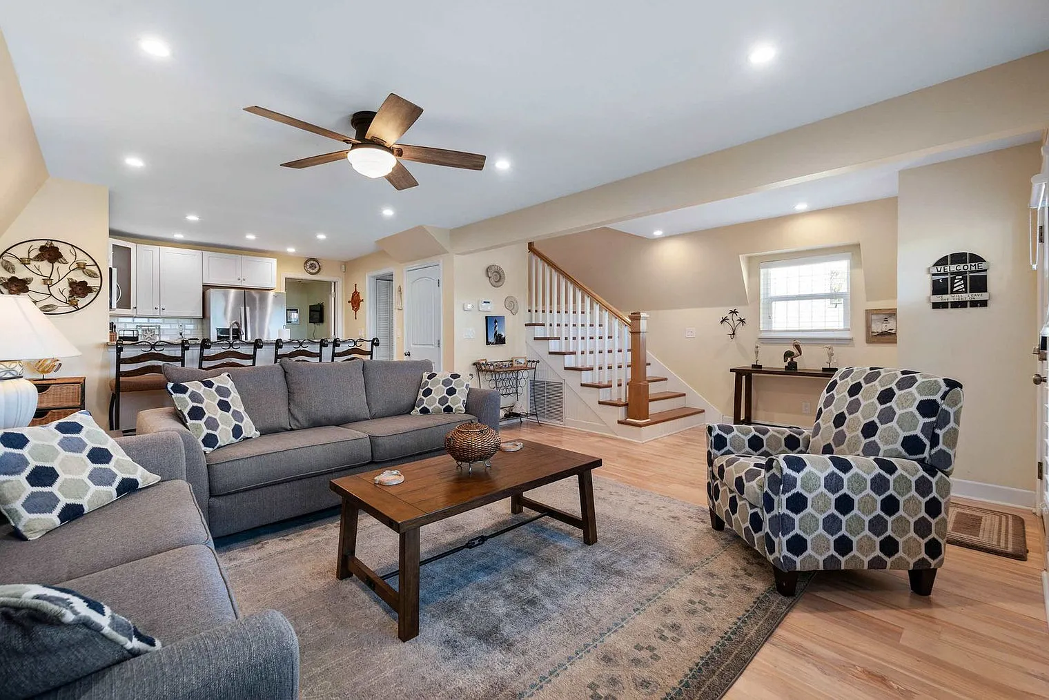 3 bed, 2.0 bath, 1689 sqft, $3,135 — Photo 3