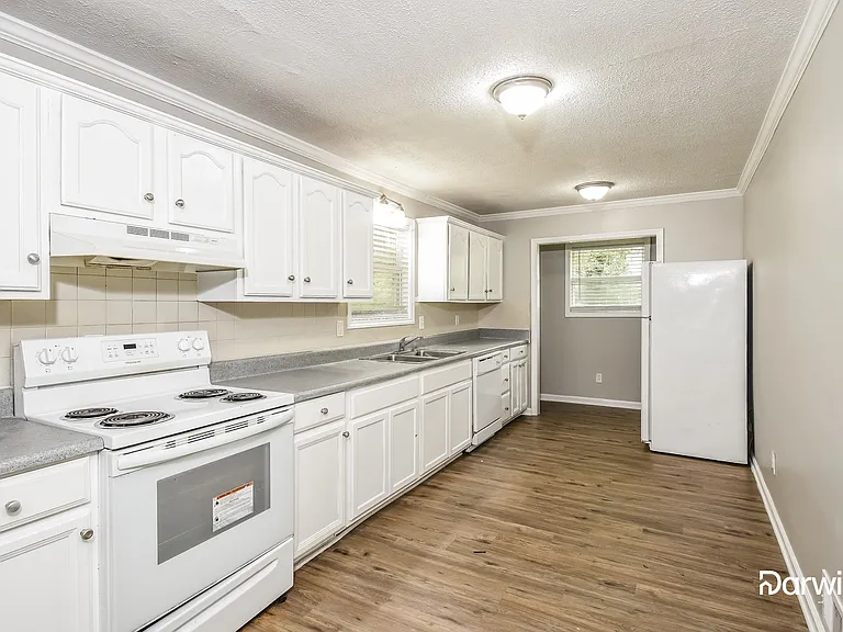 6215 Marilla St — Photo 2