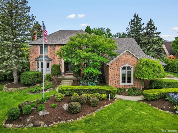 1552 Pebble Creek Dr, Rochester, MI 48307