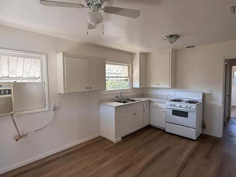 5541 Welland Ave — Photo 11