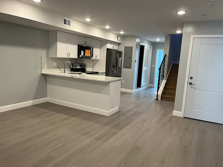 2405 Ridge Ave #2 — Photo 2