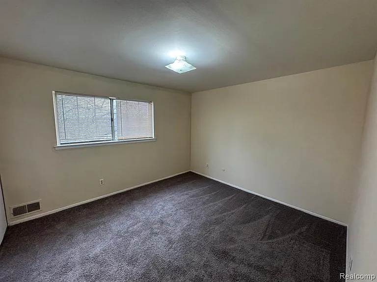 587 E Fox Hills Dr — Photo 8