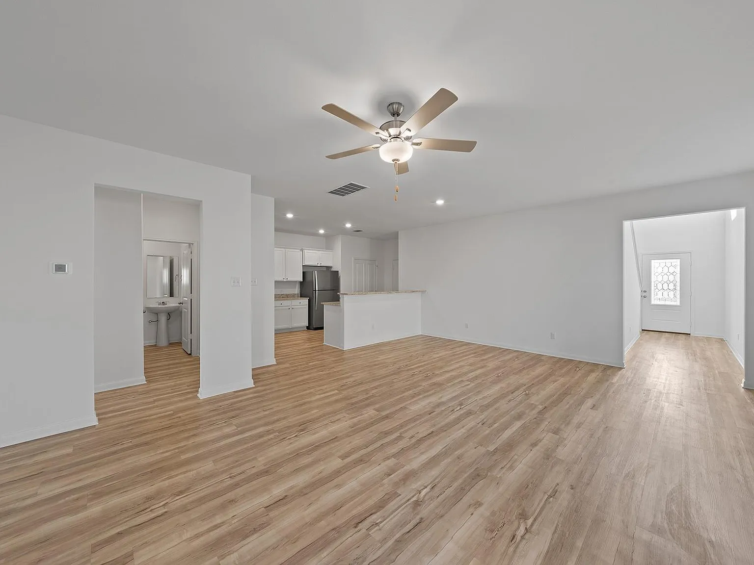 5 bed, 3.5 bath, 2470 sqft, $3,050 — Photo 3