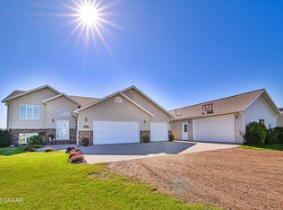 1613 15th Ave NE, Grand Forks, ND 58201