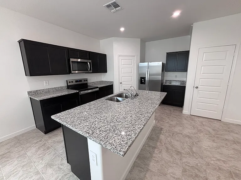 2055 W Sheridan Ave — Photo 2