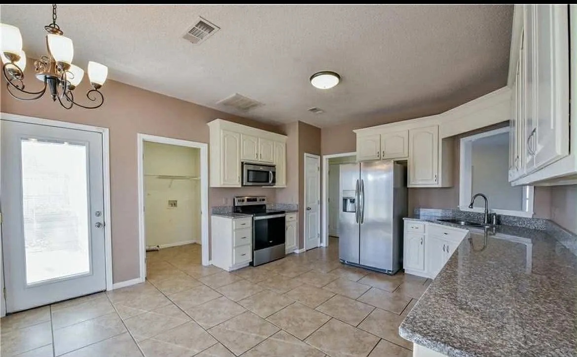 4 bed, 2.5 bath, 2350 sqft, $2,500 — Photo 4