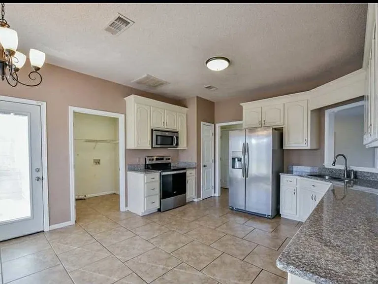 1549 Lesley Dr — Photo 4