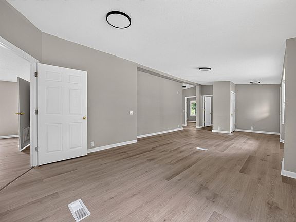 5th image of 4412 Reona Ave