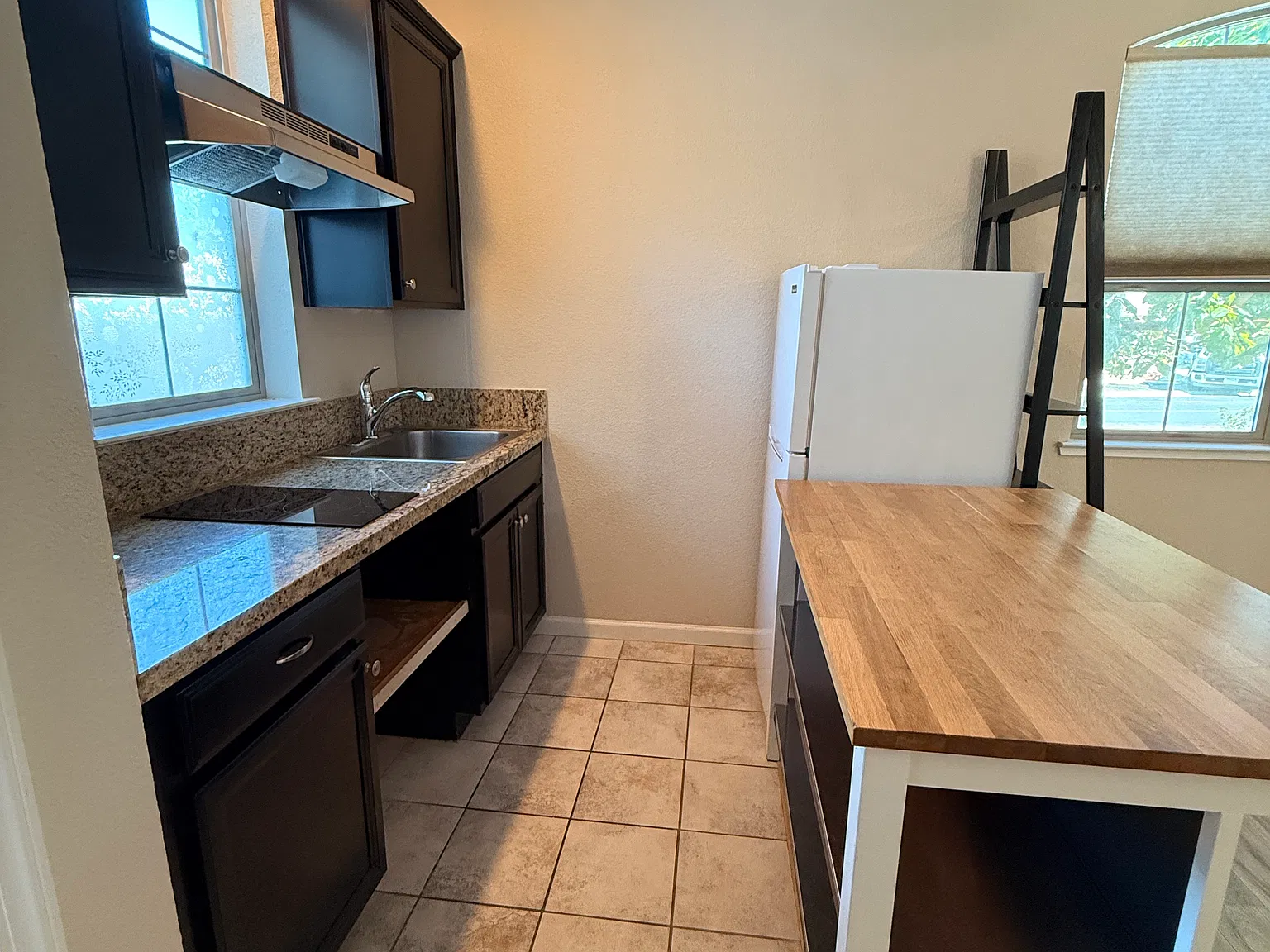 562 Sandy Shores Dr — Photo 3