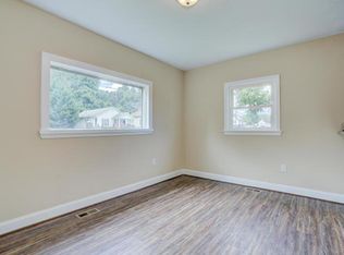 220 9th St #B, Vinton, VA 24179