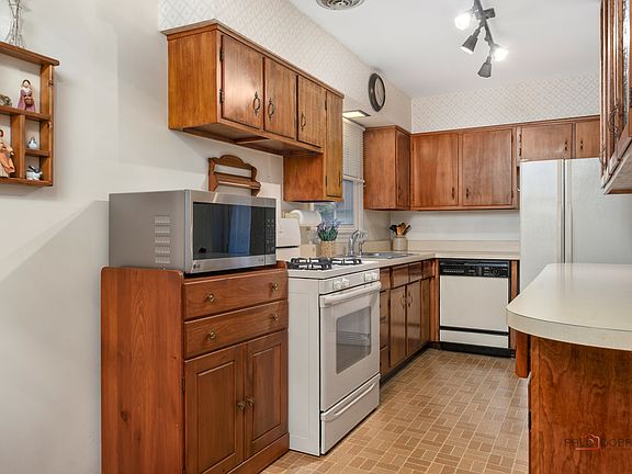 5th image of 528 Ames St