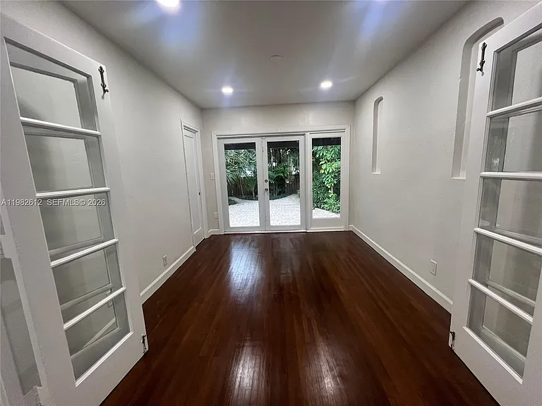1900 Tigertail Ave — Photo 15