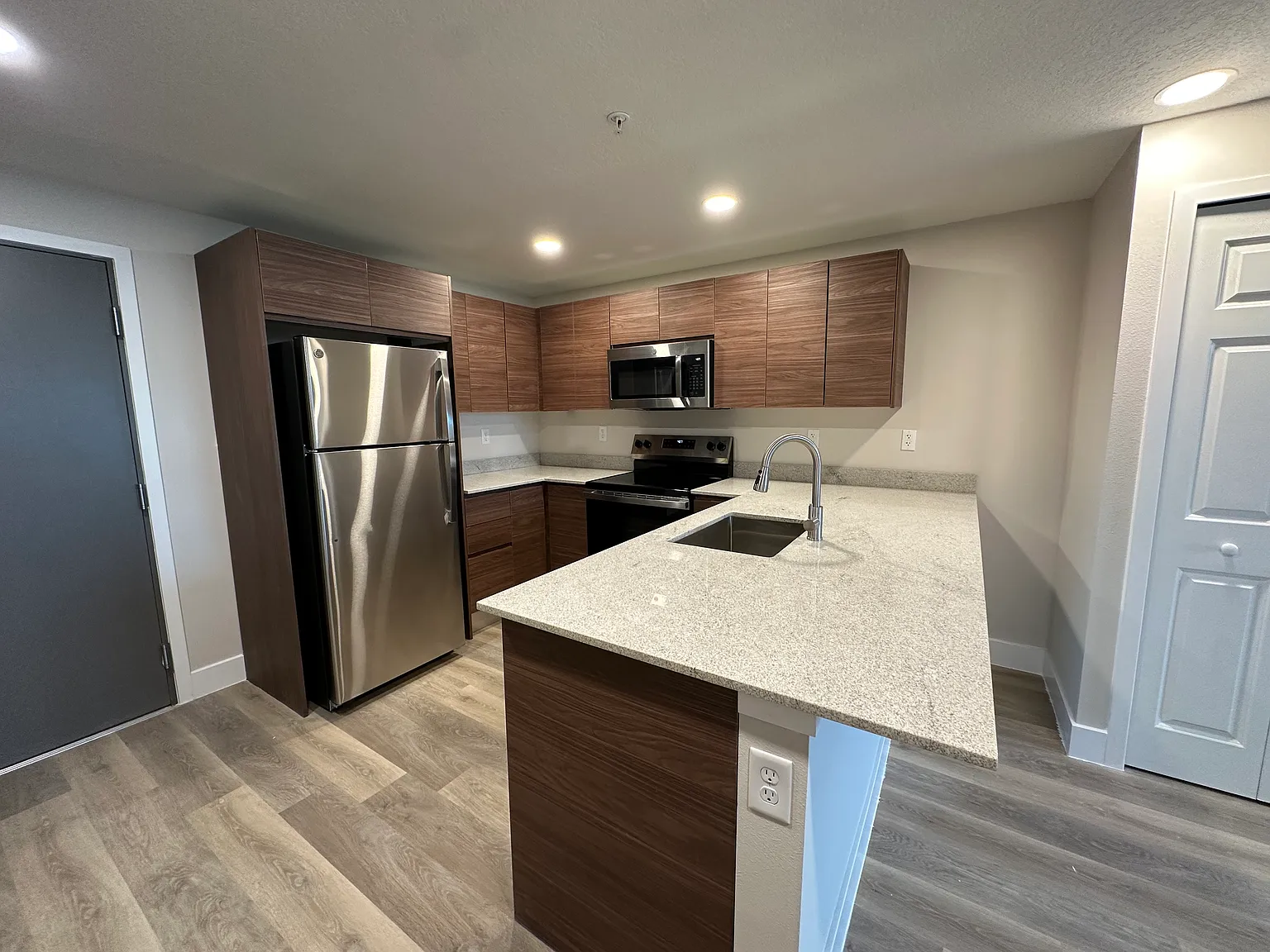 1 bed, 774 sqft, $1,300 — Photo 2