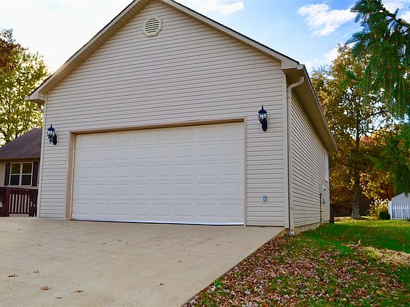 2nd image of 2520 Chatsworth Dr