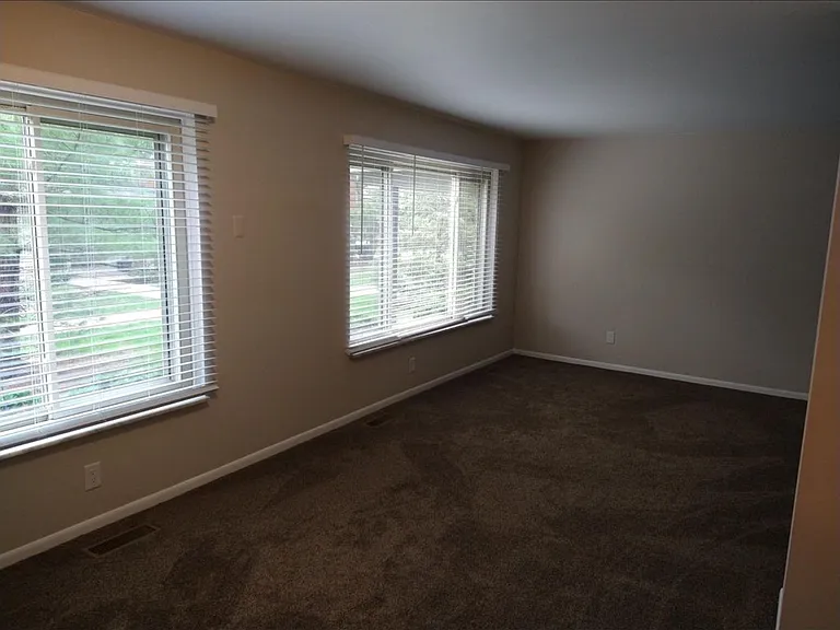 946 N Adams Rd — Photo 5